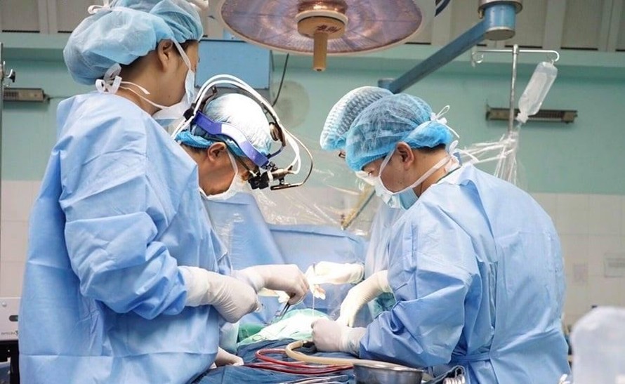 Các bác sĩ Bệnh viện Nhi TƯ thực hiện ca phẫu thuật tim cho bệnh nhi N.H.A (2 ngày tuổi, ở Nghệ An). Ảnh: BV cung cấp