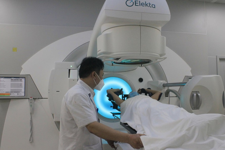 Vừa phẫu thuật lấy khối u não, vừa xạ trị 3D 'tiêu diệt' khối ung thư