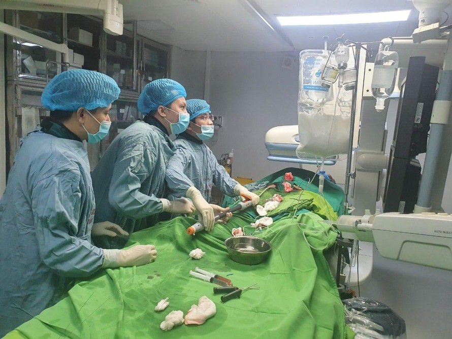 Các bác sỹ thực hiện ca phẫu thuật cho bệnh nhân Nguyễn V.Th