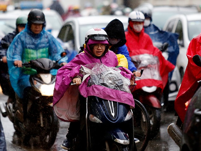 Sáng 9/1, trời mưa lạnh, nhiều tuyến đường Hà Nội như hầm chui Trung Hòa, vòng xoay Big C, ngã tư Đặng Xuân Bảng-Định Công Thượng ùn tắc nghiêm trọng. 