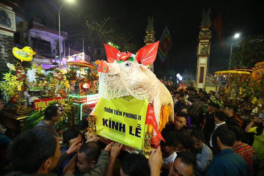 Toàn cảnh Lễ hội rước 'ông lợn' khổng lồ tại làng La Phù