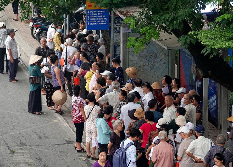Hàng trăm cụ già xếp hàng chờ nhận thẻ xe buýt miễn phí