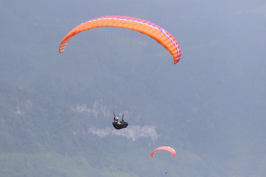 Những cánh dù bay trên biển mây Hồng Thái, Tuyên Quang