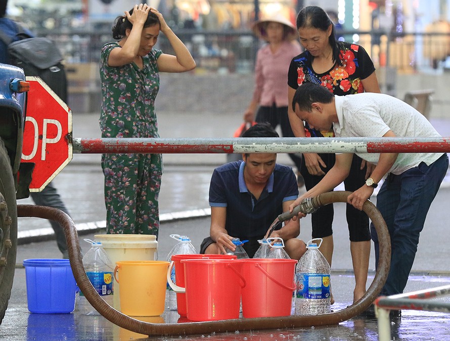 Người dân bán đảo Linh Đàm lỉnh kỉnh xô, chậu lấy nước sạch