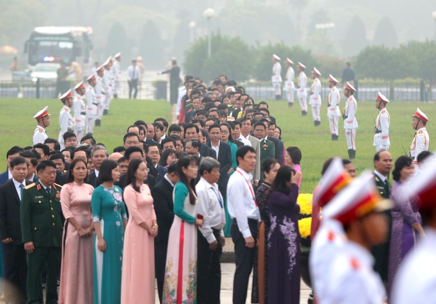 Đoàn đại biểu Quốc hội vào lăng viếng Chủ tịch Hồ Chí Minh 