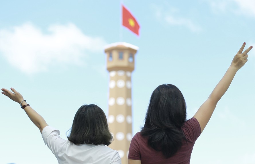 Nghìn người đổ về Đất Mũi tham quan 'Cột cờ Hà Nội'