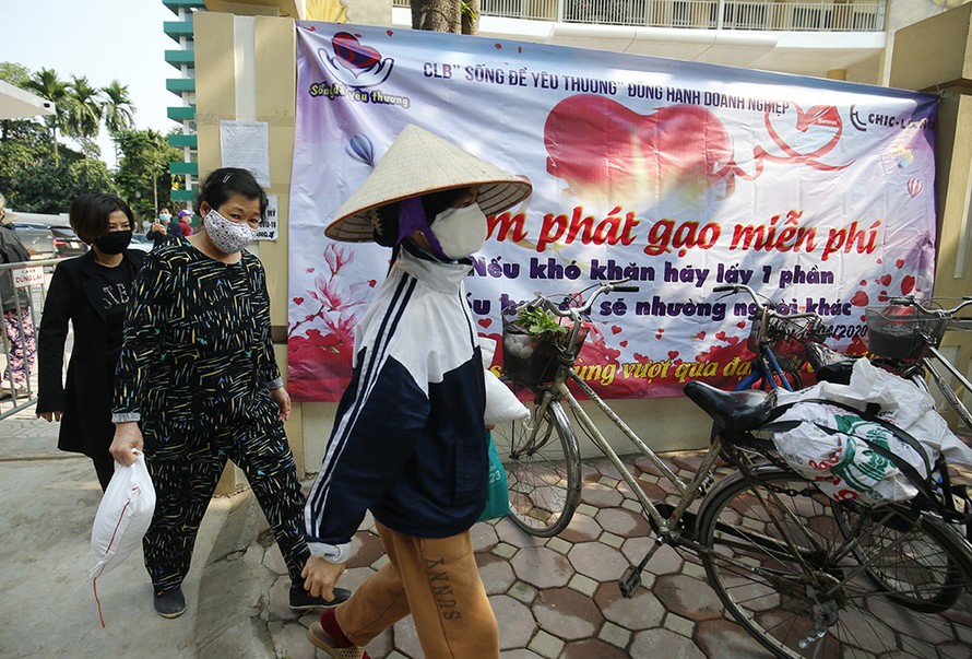 Thêm nhiều điểm phát gạo, thực phẩm miễn phí cho người khó khăn ở Hà Nội 