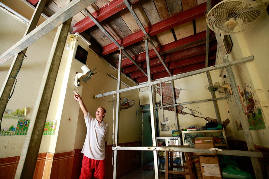 2 tháng nay, gia đình ông Trần Quốc Vinh ở số 26 Lý Thái Tổ chung sống với hàng chục cột kèo bằng sắt và dầm sắt chống đỡ mái trong ngôi nhà hai tầng, tổng diện tích gần 140 m2.