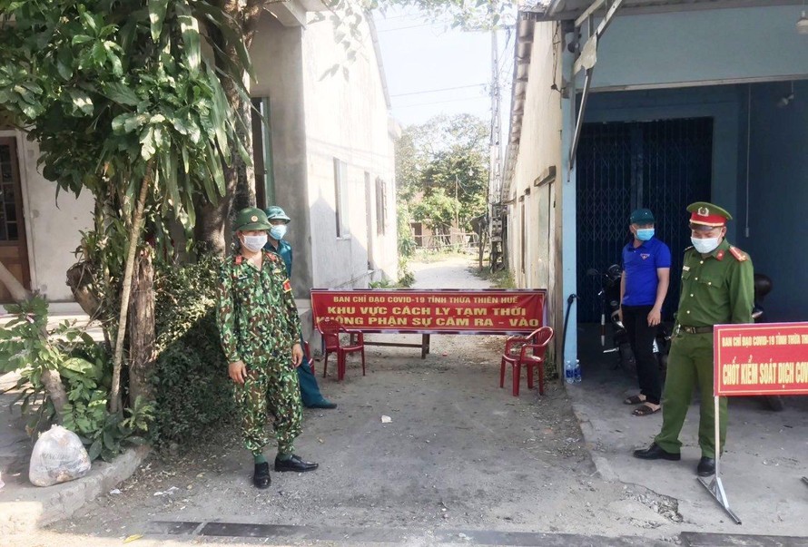 Lực lượng công an, quân đội, y tế giám sát chặt khu vực cách ly tạm thời phòng, chống COVID-19 tại xã Lộc Tiến, huyện Phú Lộc, tỉnh TT-Huế. Đây là nơi có 2 ca dương tính với SARS-CoV-2.