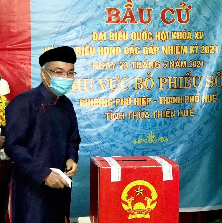Ông Ngô Hòa - nguyên Phó Chủ tịch UBND tỉnh TT-Huế, nghiêm cẩn trong trang phục áo dài truyền thống khi đi bầu cả.