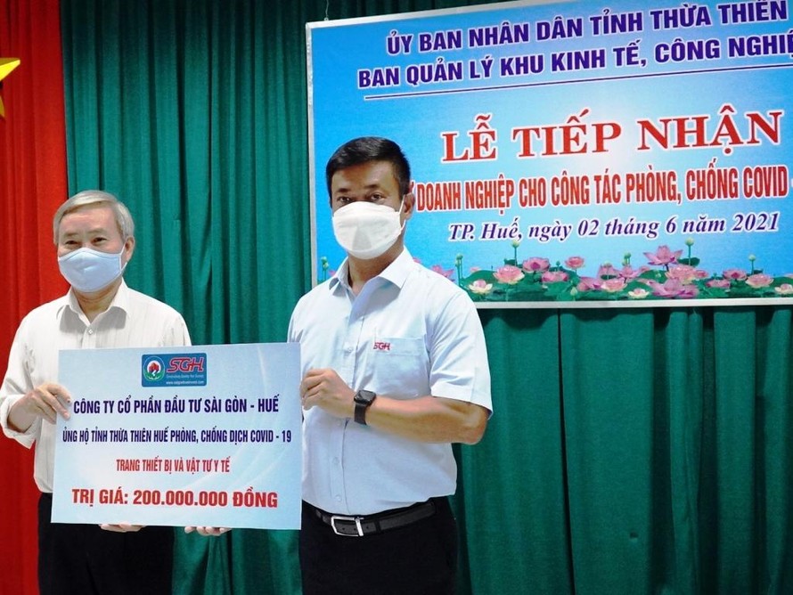 Ông Nguyễn Duy Hưng, Tổng Giám đốc Công ty SGH (bìa phải) trao biển tượng trưng hỗ trợ TT-Huế phòng, chống COVID-19. Đây là đơn vị cũng từng phối hợp báo Tiền Phong cứu trợ lũ lụt miền Trung cuối năm 2020.