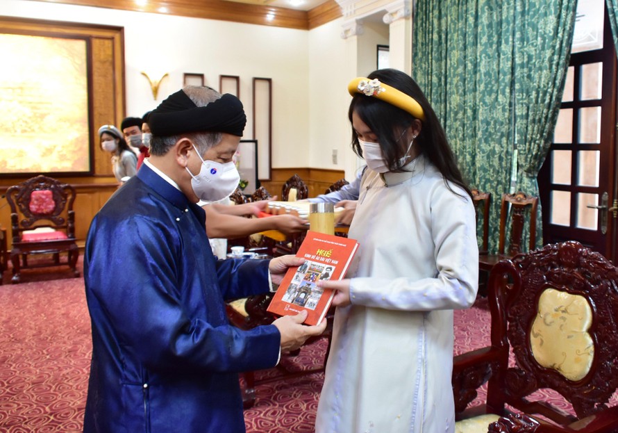 Chủ tịch Phan Ngọc Thọ tặng sách "Huế - Kinh đô áo dài Việt Nam" cho học sinh ghé tham quan trụ sở chính quyền tỉnh.
