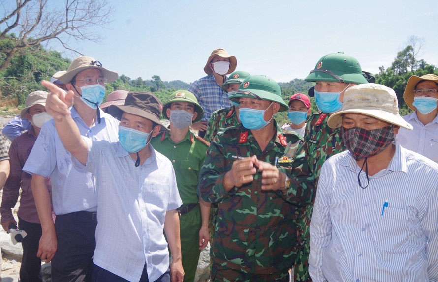 Ông Nguyễn Văn Phương (hàng đầu bên trái), Phó Chủ tịch UBND tỉnh TT-Huế, trong chuyến chỉ đạo khảo sát mới đây để tái tìm kiếm nạn nhân mất tích tại thủy điện Rào Trăng 3