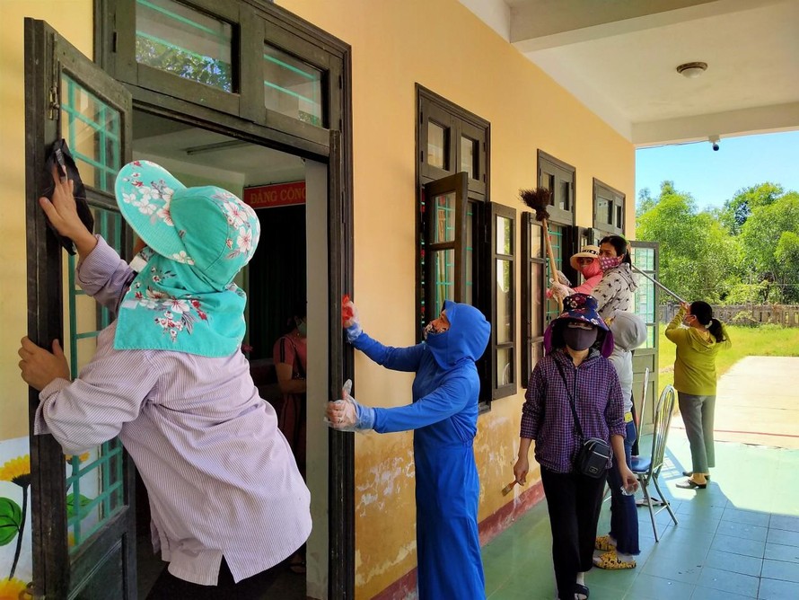 Giáo viên tại Phú Vang, TT-Huế, khẩn trương vệ sinh phòng ốc trước ngày học sinh tựu trường