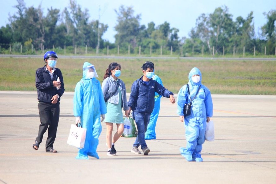Lần đầu tiên, tỉnh TT-Huế đón thai phụ từ TPHCM về quê bằng máy bay