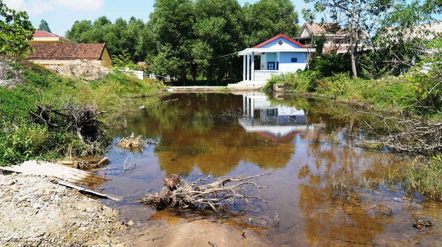 Chủ đầu tư "mất tích" để lại khu hồ ngập nước từng là khu vực thực hiện dự án nhà hiệu bộ trường học tại xã Thủy Phù