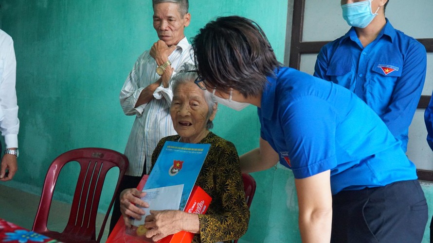 Thăm, tặng quà Mẹ Việt Nam Anh hùng tại TT-Huế nhân Ngày truyền thống Hội LHTN Việt Nam