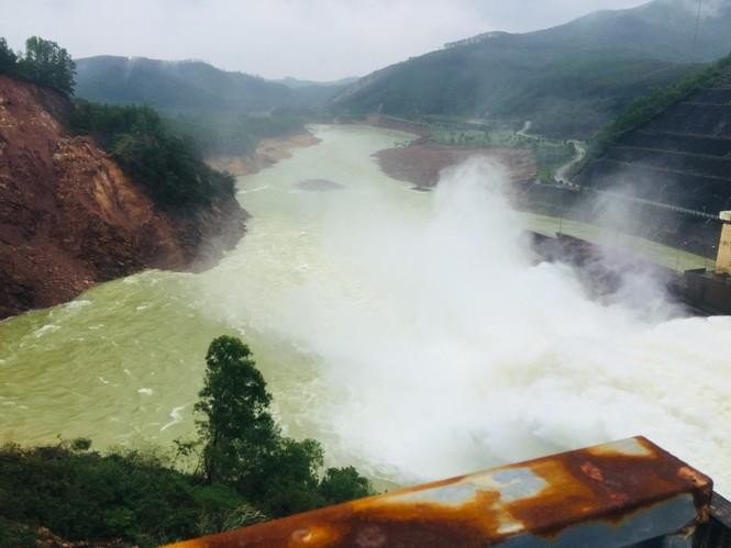 Thủy điện Hương Điền nhận lệnh tạm dừng vận hành điều tiết nước qua tràn để phục vụ công tác tìm kiếm người mất tích trên sông Bồ.