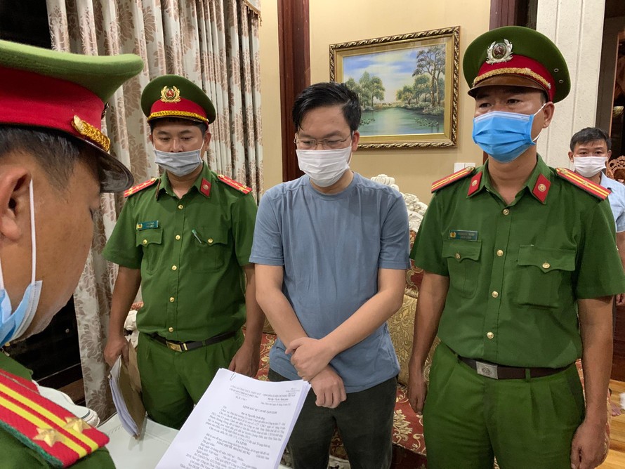 Công an đọc lệnh khởi tố, bắt tạm giam đối với ông Tống Phước Hoàng Hưng (mặc áo phông, thứ hai từ phải sang)