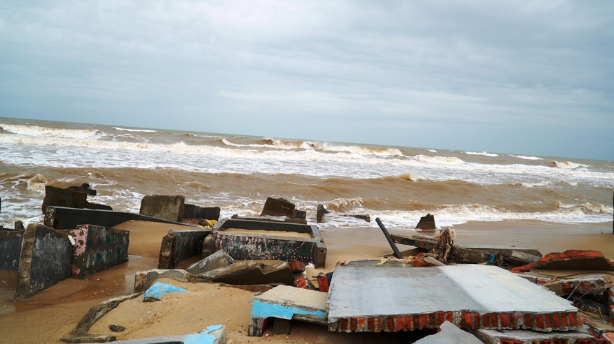 Tan hoang bờ biển Phú Thuận vì nạn xâm thực, sạt lở