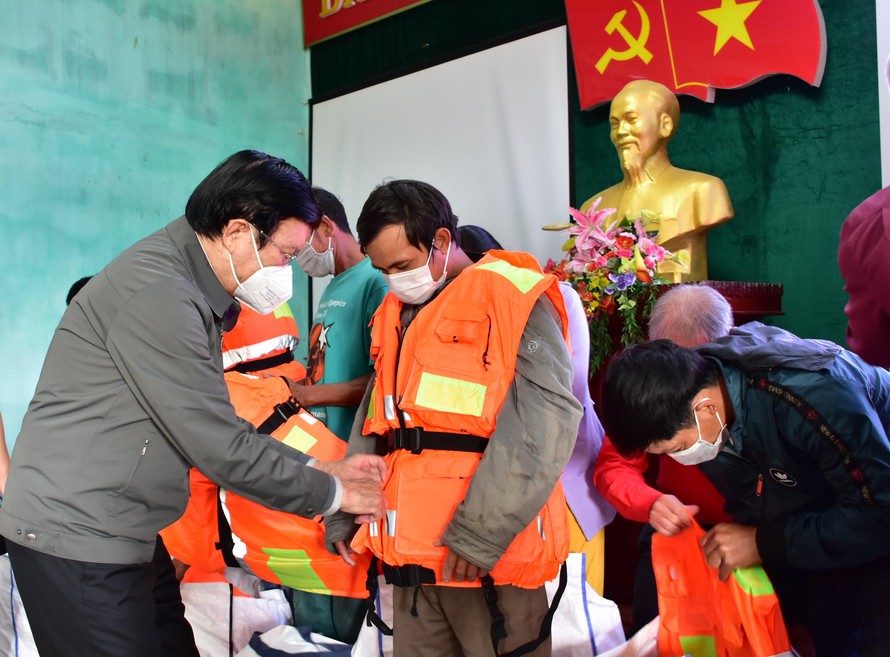Nguyên Chủ tịch nước Trương Tấn Sang trao tặng áo phao cứu sinh cho ngư dân TT-Huế
