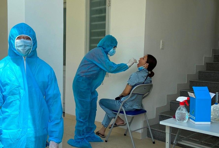 Ngành Y tế Quảng Nam lấy mẫu xét nghiệm COVID-19.