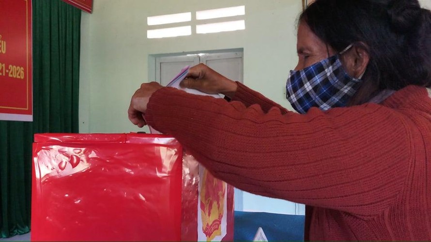 Cử tri vùng biên Quảng Nam tham gia bầu cử.