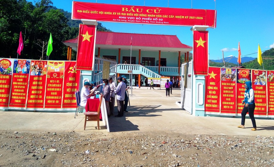 Điểm bỏ phiếu số 2, xã Trà Leng tại nhà cộng đồng khu dân cư Bằng La - nơi các hộ dân thiệt hại do sạt lở tham gia bỏ phiếu.