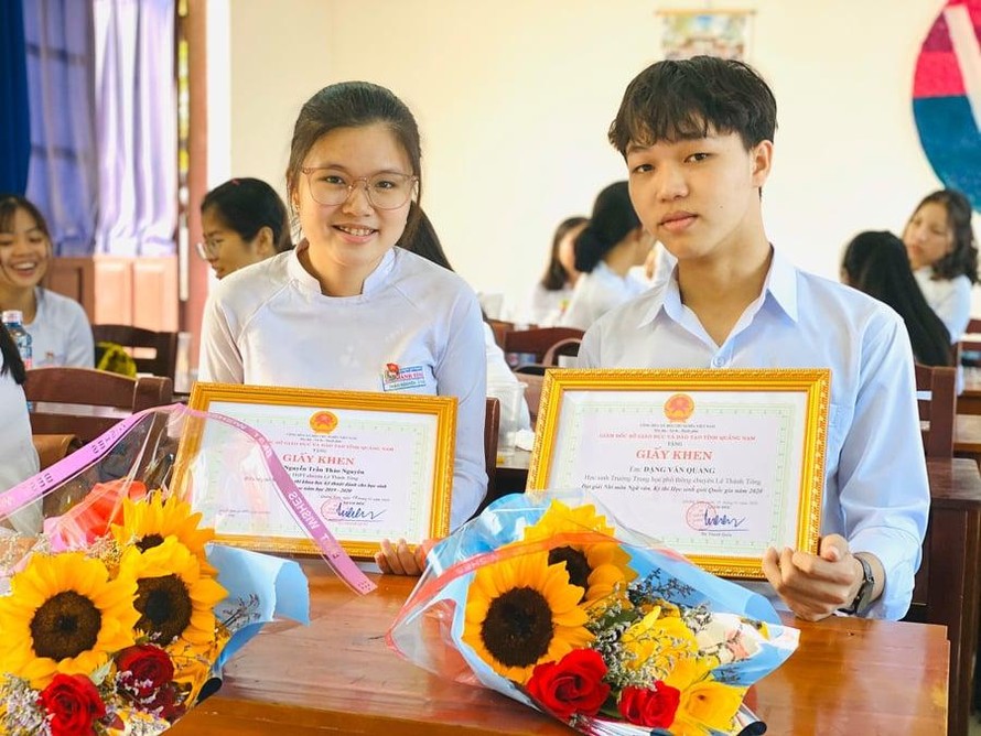 Đặng Văn Quang (bìa phải) chàng trai đạt điểm tuyệt đối môn Văn.