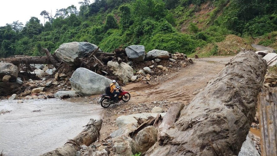 Đường vào các xã của huyện miền núi Phước Sơn, Quảng Nam nhiều đoạn đứt gãy hư hỏng do bão lũ từ năm 2020 nhưng đang chờ được triển khai.
