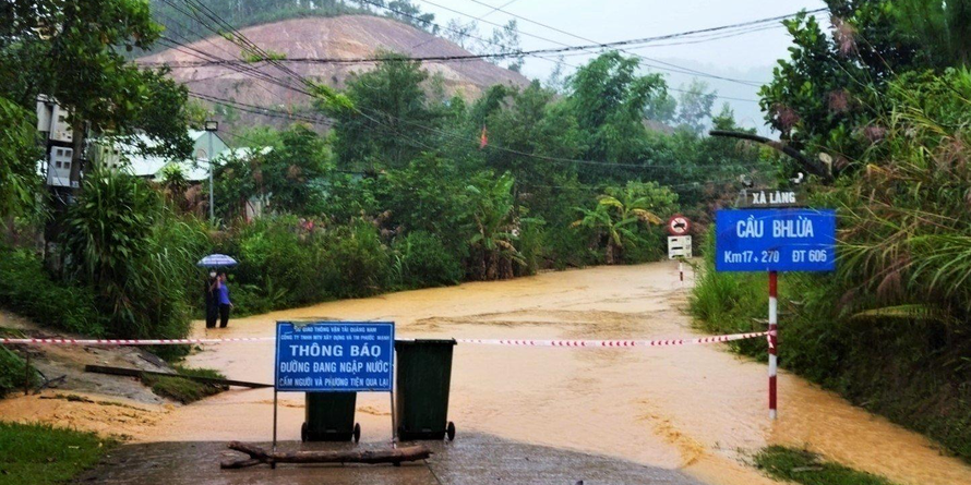 Mưa lớn khiến một số tuyến đường lên các xã vùng cao của huyện miền núi Tây Giang (Quảng Nam) bị ngập cục bộ gây chia cắt.