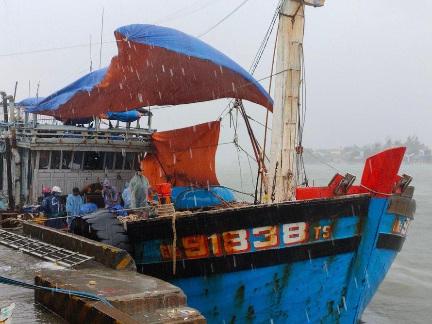 Ngư dân Quảng Nam khẩn trương đưa tàu thuyền tránh trú bão Rai.