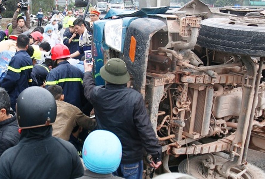 Đập kính cabin xe tải cứu 3 nạn nhân kẹt cứng sau tai nạn