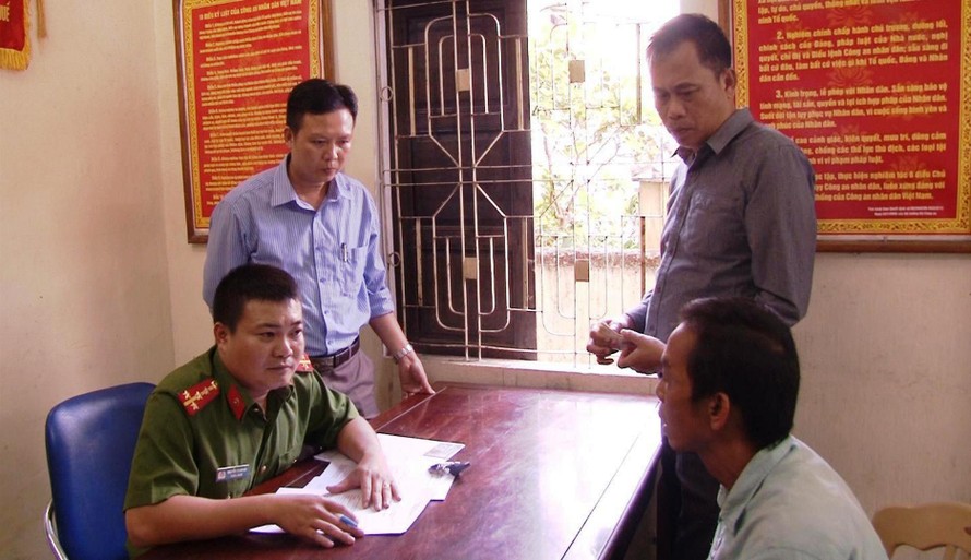 Đối tượng Trần Văn Quang Vũ (bìa phải, ngồi) nhanh chóng bị công an bắt giữ nhờ camera an ninh phường