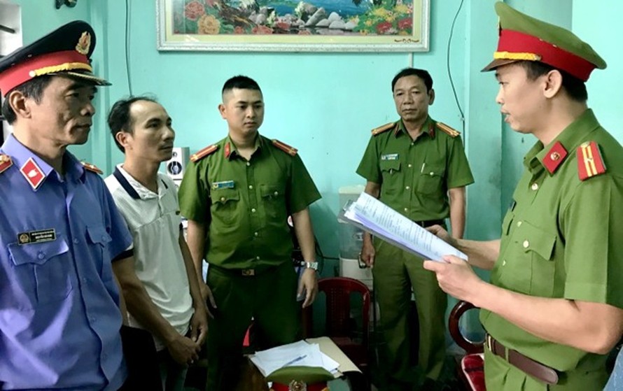 Đọc lệnh khởi tố, bắt tạm giam Tôn Thất Hoài Việt - một trong 10 đối tượng tham gia đường dây đánh bạc và tổ chức đánh bạc qua mạng với số tiền gần 100 tỷ đồng tại TT-Huế vừa bị công an triệt phá.