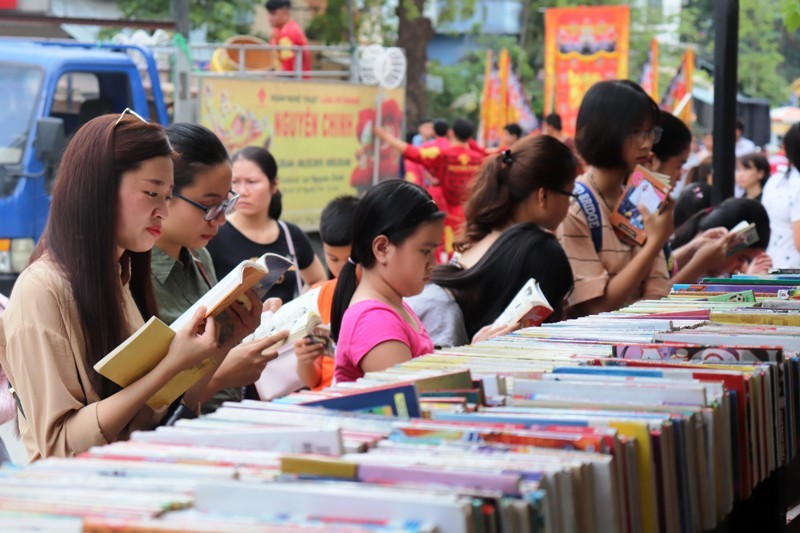Tuy mới mở cửa, nhưng "phố sách" tại Huế đã thu hút, tạo sự quan tâm của đông đảo người dân, bạn đọc