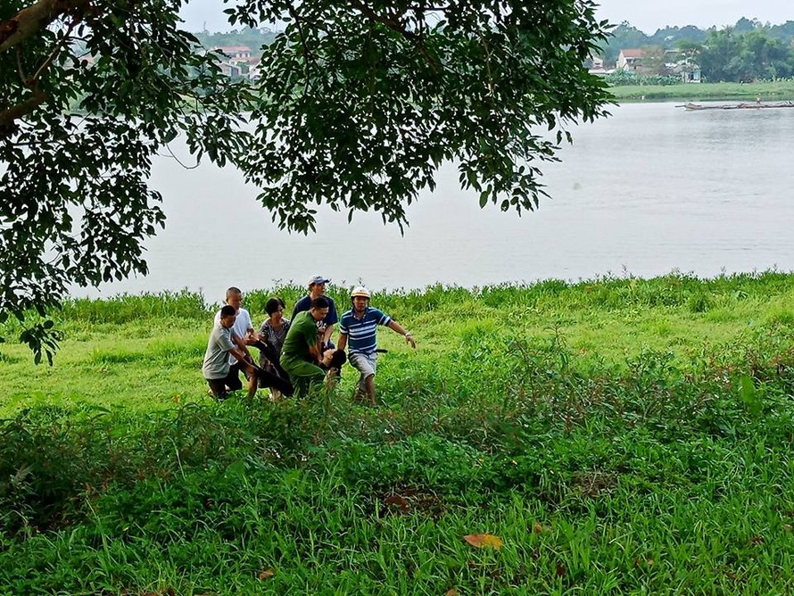 Công an địa phương và người dân kịp thời phát hiện, ứng cứu thành công trường hợp nhảy sông tự tử này tại Huế. Ảnh: THANH CHÍ