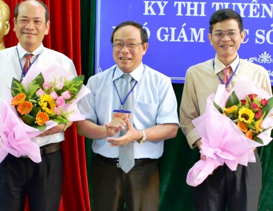 Chủ tịch UBND tỉnh TT-Huế Nguyễn Văn Cao (giữa) và hai ứng viên thi tuyển chức danh Phó Giám đốc Sở Công thương
