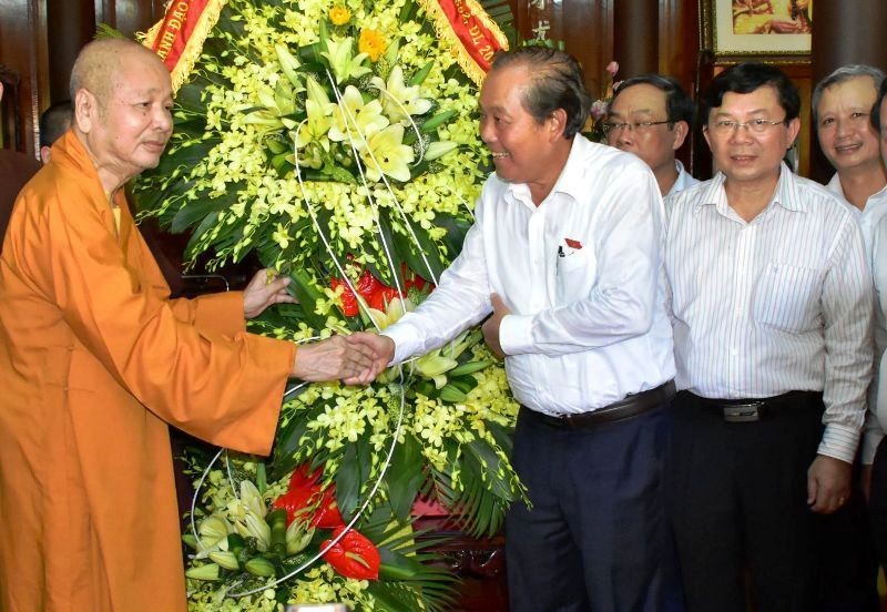 Phó Thủ tướng Thường trực Chính phủ Trương Hòa Bình thăm, tặng hoa chúc mừng các vị cao tăng, chức sắc tiêu biểu của Phật giáo tỉnh TT-Huế