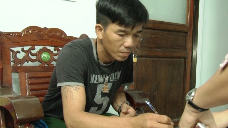 Đối tượng mua bán heroin Tống Huy Cường tại cơ quan công an