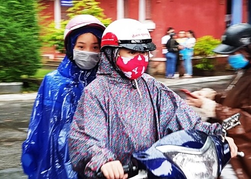 Thí sinh tại Huế được người nhà đưa đến điểm thi làm thủ tục giữa trận mưa rất lớn