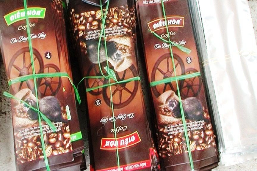 Cà phê bột không rõ nguồn gốc xuất xứ được đóng gói cà phê "xịn", nhằm trục lợi và đánh lừa người tiêu dùng.