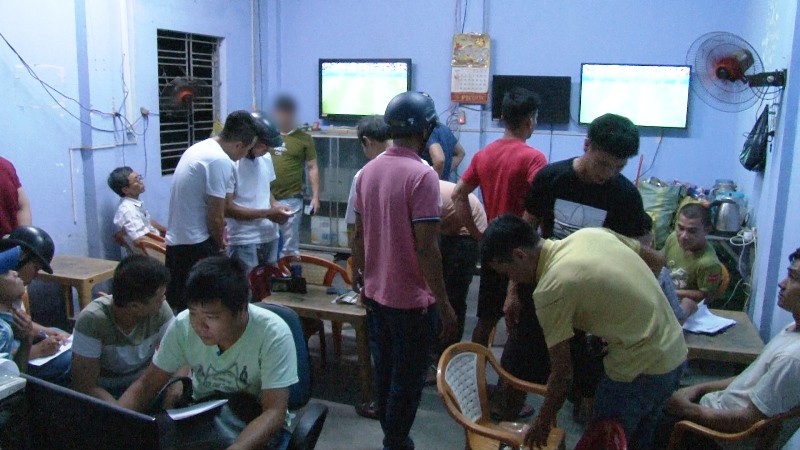 Kiểm tra bên trong quán cà phê tổ chức cá độ bóng đá qua mạng