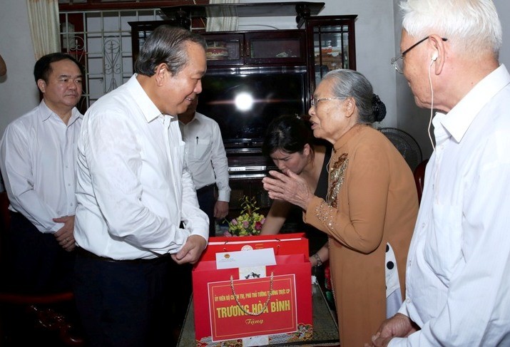 Phó Thủ tướng Trương Hòa Bình thăm gia đình chính sách tại tỉnh TT-Huế. Ảnh: VGP/Lê Sơn 