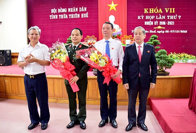 Ông Phan Thiên Định (thứ hai từ phải sang) được bầu giữ chức Phó Chủ tịch UBND tỉnh TT-Huế. Ảnh: Cổng TTĐT tỉnh TT-Huế