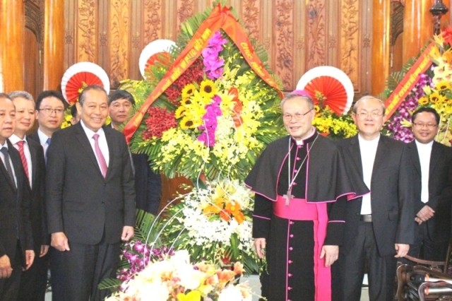 Phó Thủ tướng Trương Hòa Bình chúc mừng Tổng giáo giám mục Giuse Nguyễn Chí Linh, Tổng giáo phận Huế