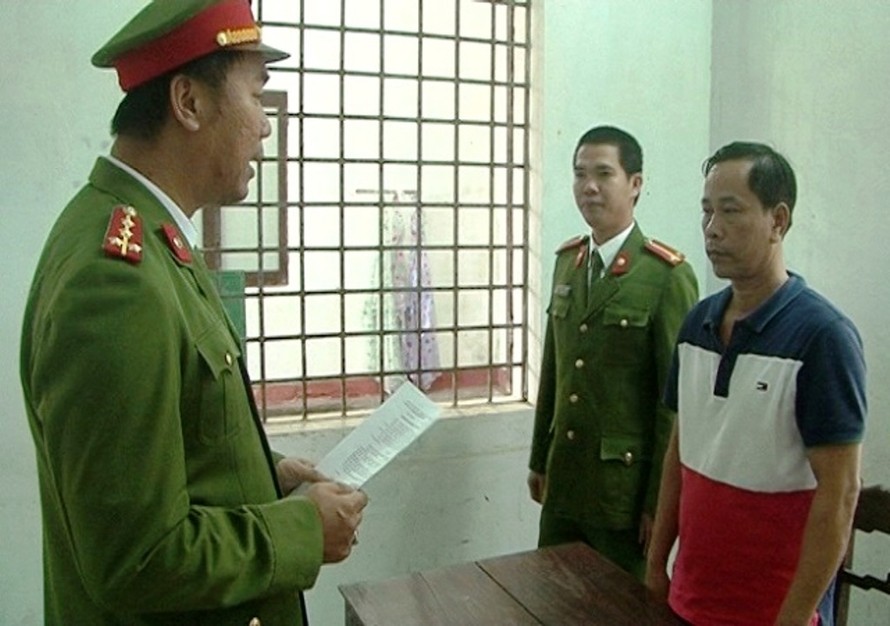 Công an đọc lệnh bắt giữ đối tượng lừa đảo Phan Văn Dũng