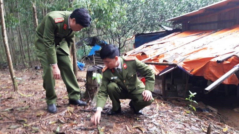 Lực lượng chức năng kiểm tra "khu vườn bom đạn" tại xã Bình Điền, thị xã Hương Trà, TT-Huế