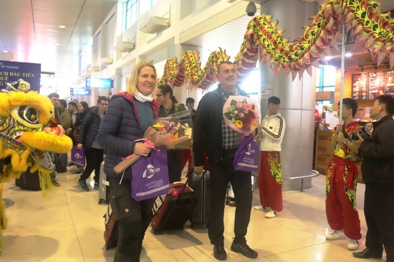 Những vị khách du lịch đầu tiên đến Huế được chào đón hân hoan, trọng thị
