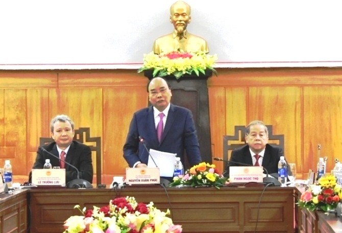 Thủ tướng Nguyễn Xuân Phúc lưu ý, lãnh đạo tỉnh và cán bộ tuyệt đối không sử dụng xe công giờ hành chính để đi việc riêng trong dịp Tết, không phải đi thăm cấp trên, không quà biếu cấp trên 